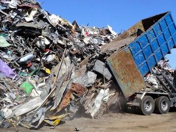 camion déchargeant de la ferraille destinée au recyclage